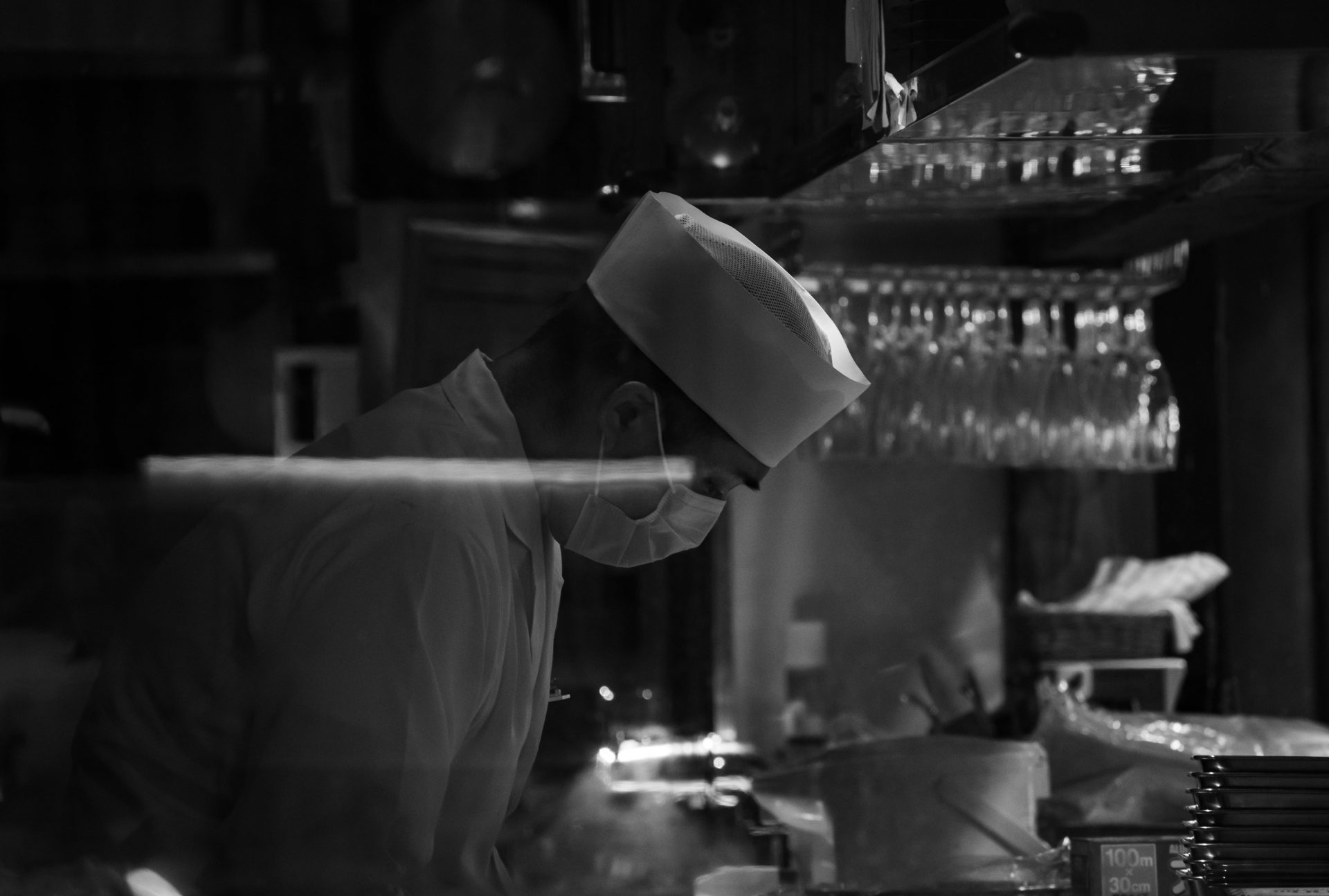 A schef preparing the order for the customer in a Japanse restaurant